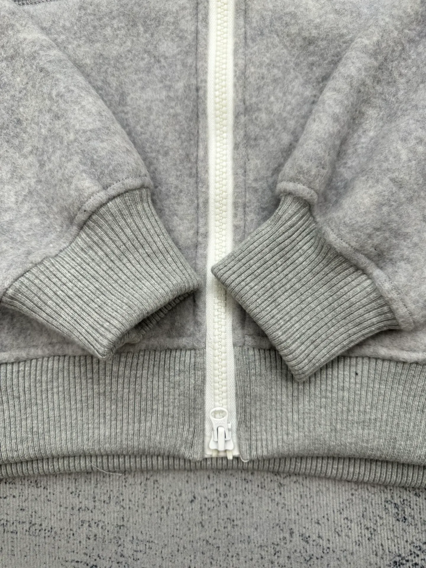 P810 Canada Goos Fleece Badge Hooded Jacket SIZE S/M/L/XL The fabric is made of wool as the main body, with a very small amount of spandex and polyester fiber blended into the wool fleece fabric. The sleeves and hem are closed with 2×2 ribbing. Its strong elasticity can closely fit wrists and waists of different thicknesses, forming an effective 'seal' to prevent cold wind from blowing back. It can still maintain its original shape after repeated stretching and use, and is not easy to loose and deform. And the ribbed cuffs can convey a sense of design and enhance the visual beauty.